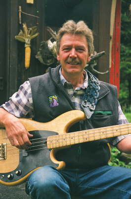 Reini Schmid mit E-Bass 1